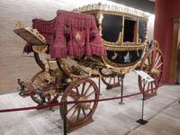 ... und alle Gefährte betrachten, die einst den Päpsten als Fortbewegungsmittel dienten