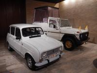 Das hintere Fahrzeug mit dem Panzerglaskasten wurde nach dem Anschlag auf Papst Johannes Paul II. 1981 als Papamobil verwendet