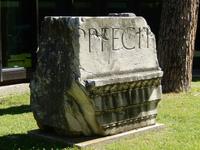 Antike Trümmerteile im Garten der Vatikanischen Museen