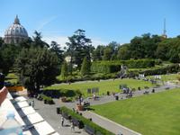 Da in der Sixtinischen Kapelle nicht gesprochen werden darf, erklärte uns Marilisa schon im Garten alles Wissenswerte