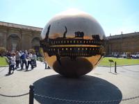 Die Sfera con sfera wurde 1990 von Arnaldo Pomodoro geschaffen