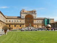 Seinen Namen verdankt der Cortile della Pigna der fast 4 Meter hohen bronzenen Skulptur eines Pinienzapfens