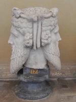 Der Gott Janus symbolisiert den Anfang und das Ende und wird daher mit zwei Gesichtern auf einem Kopf dargestellt