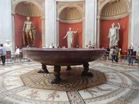 Im Sala Rotonda steht auf antiken Mosaiken ein 13 Meter durchmessendes Becken aus einem Stück Porphyr