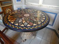 In diesem Tisch sind die verschiedenen Arten von Marmor eingebracht, die man so verarbeiten kann. Wahnsinn, was die Natur so hervorbringt