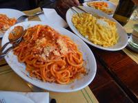 Zwei typische Gerichte aus Latium: Bucatini all' amitriciana und Pasta Carbonara