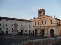 Bei der Gelegenheit besuchten wir auch noch die kleine Tiberinsel. Auf dieser befindet sich ein altes jüdisches Krankenhaus