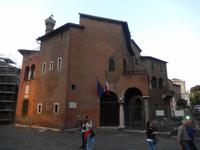 Baumaterial war immer begehrt. So wurden gefundene römische Bauteile einfach wiederverwendet. Wie auch die beiden Säulen unten rechts