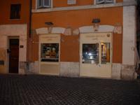 Die jüdischen Speisegesetze verbieten den Verzehr von bestimmten Tierarten und Blut. Zudem dürfen Speisen mit Milchprodukten nicht gemeinsam mit Fleischspeisen verzehrt werden