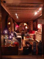 Auch die Schaufenster sind in nächtlicher Beleuchtung besonders schön