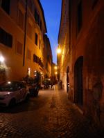 Sind diese Gassen nicht einfach malerisch im Nachtlicht?