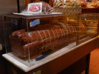 Wie viele Kalorien dieser Gigant von einer Mortadella wohl hat?