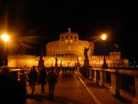 Die Engelsburg in nächtlicher Beleuchtung