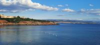 Alghero im Hintergrund