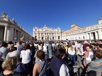 Auf dem Petersplatz zur Papstaudienz.