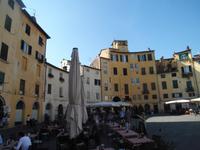 Auf der Piazza Anfitetaro in Lucca