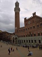 Auf der Piazza del Campo der Palazzo Pubblico in Siena und Torre del Mangia 102 m hoch..