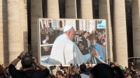 Auf großen Leinwänden wird übertragen