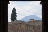 Bedrohlich liegt der Vesuv über Pompei