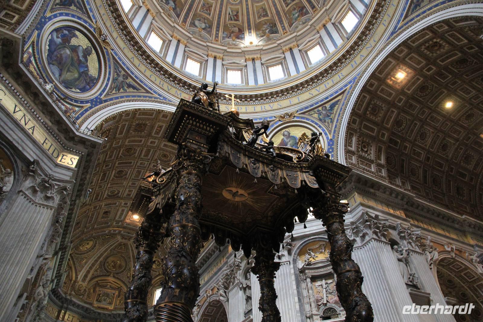 Berninis Baldachin über dem Grab Petri 