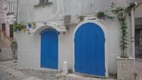 Blau und weiß Kombination und Blumendekorationen in Peschici