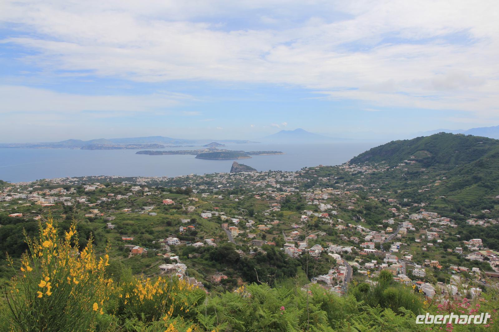 Blick über Ischia bis zum Vesuv in der Ferne