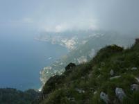 Blick auf die Amalfiküste durch Wolken