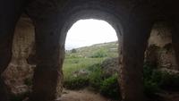 Blick aus einer alten Höhlenkirche, Gravina bei Matera