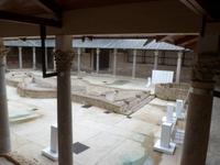 Blick in den Hof und Garten der Villa Casale