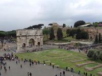 Blick vom Colloseum zum Palatinhügel und dem Triumpfbogen