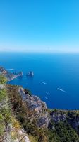 Blick vom Monte Solaro auf die Faraglioni Felsen