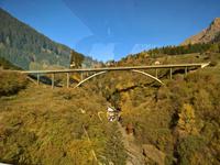 Brücke in Landschaft gestellt.