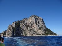 Capri, hoch oben lag der Palast des römischen Kaisers Tiberius, links der Leuchtturm