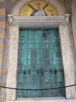 Das Bronzeportal stammt aus Konstantinopel. Das Gesicht des Hl. Andreas ist ganz blankgescheuert.