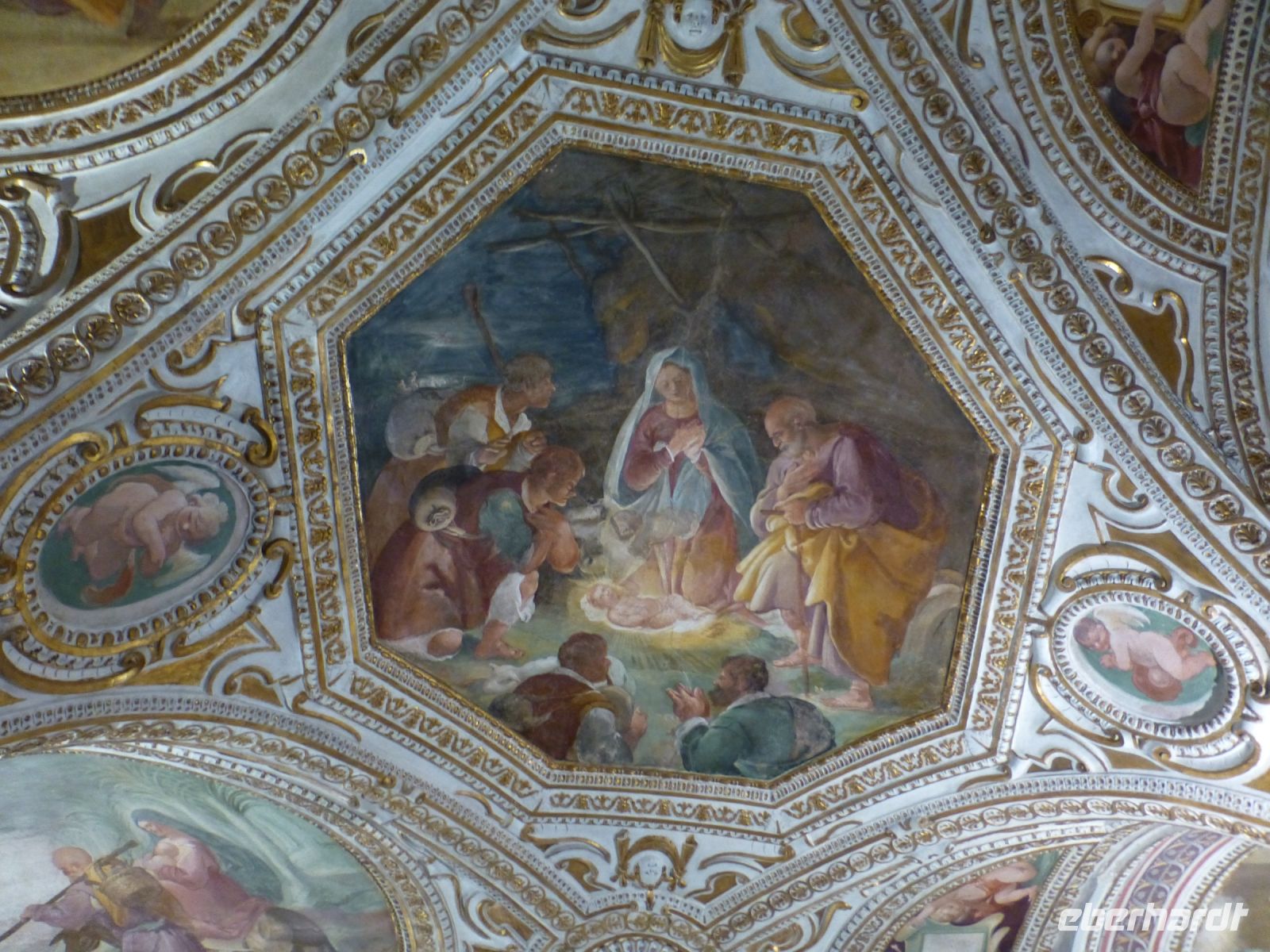 Das Leben Christi wird in den Deckenmedaillons erzählt. 