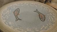 Das Taufbecken mit den Fischen als Symbol des Christentums