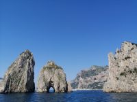 Der Faraglioni-Felsen:  Liebesbogen unmittelbar vor der Südostspitze der Insel Capri