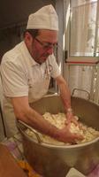 Der Meister der Mozarella, am Anfang ist da eine stückige Masse aus Kuhmilch