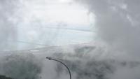 Die aufsteigenden Regenwolken und dahinter die Küste, wie das Tor des Himmels