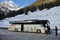 Dolomitenrundfahrt Bus in Winterlandschaft