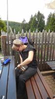 Doreen verarztet Wanderschuhe