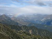 Ein Regenbogen über den Bergen