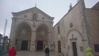 Eingang zur Basilika San Michele Arcangelo