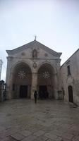 Eingang zur Basilika San Michele Arcangelo