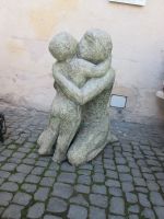 Engelsburg: Skulpturenausstellung in einem Innenhof