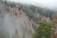 Erdpyramiden bei Seemoos in Wolken