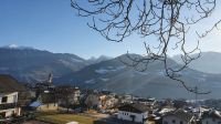 Feldthurns mit Blick von links zur Plose, Peitlerkofel und Gesslerspitzen
