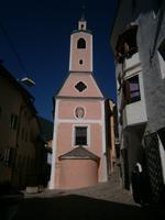 Gasse in Brixen mit kleiner Kirche
