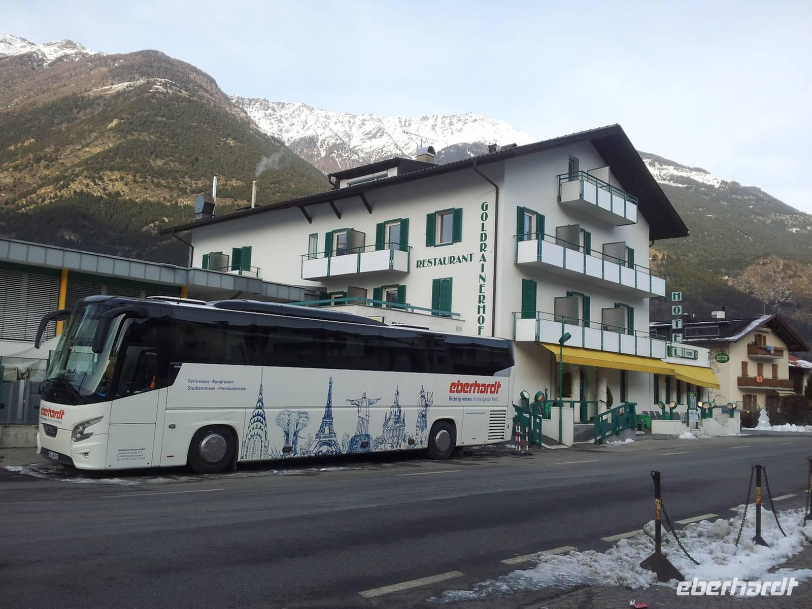 Hotel Goldrainerhof mit Eberhardtbus