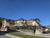 Hotel Tevini in den Dolomiten bei Tageslicht